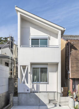27坪の敷地に建つ白で統一されたオシャレな狭小住宅・名古屋市名東区
